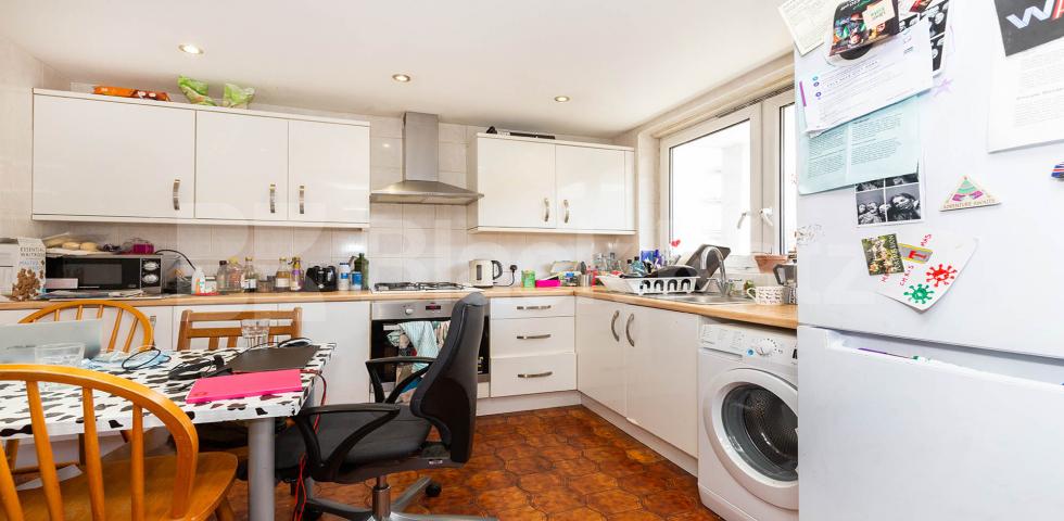 			PERFECT FOR 3 OR 4 SHARERS!, 4 Bedroom, 1 bath, 1 reception Flat			 Banner Street, OLD STREET